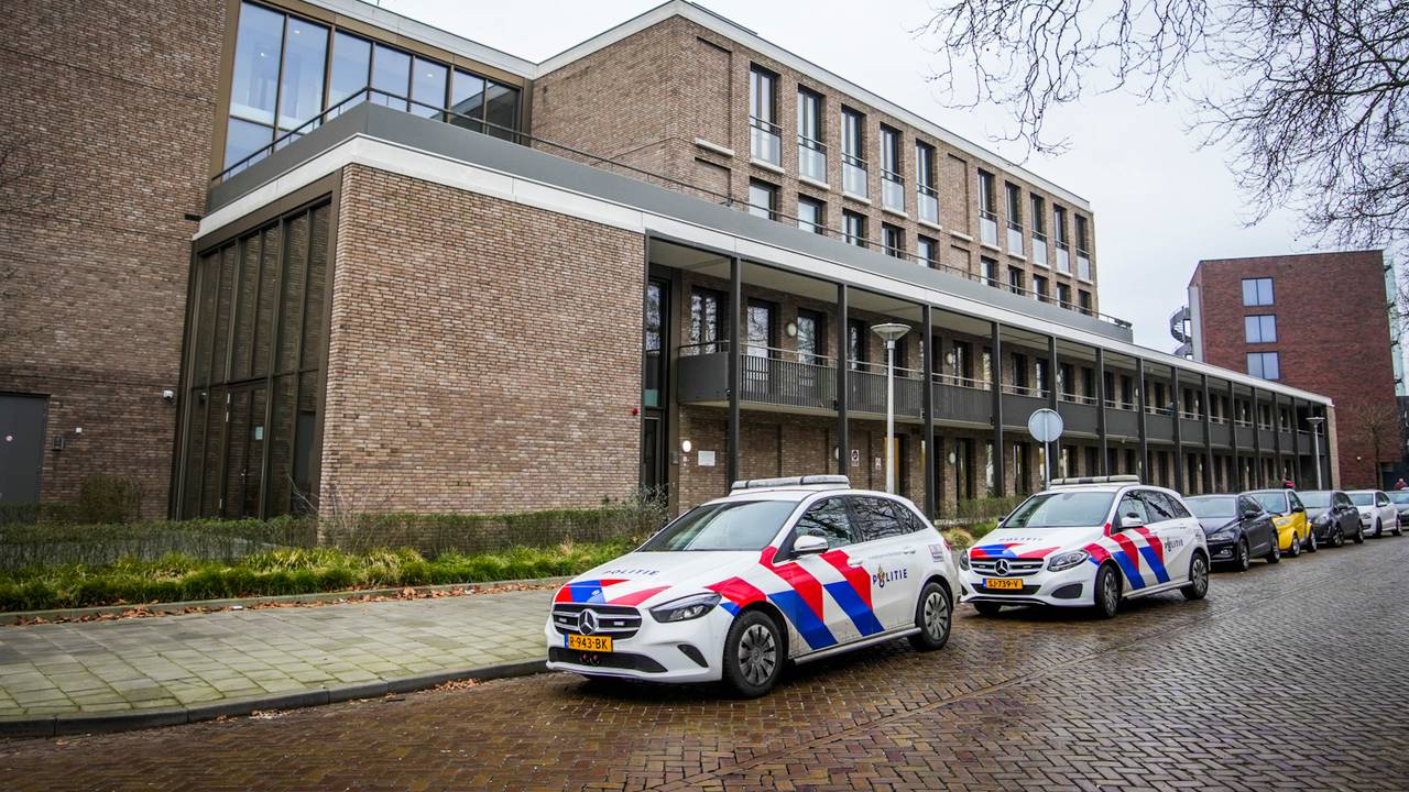 Over wat er precies is gebeurd in het complex aan de Boutenslaan in Eindhoven  laat de politie weten alle scenario's open te houden. (foto: SQ Vision).