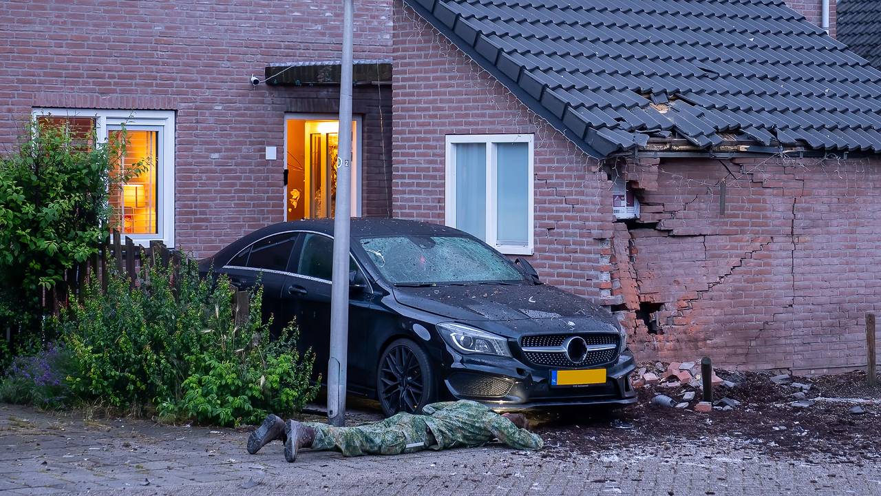 Explosie Bij Huis Verwoest Gevel En Autos Ook Schade Bij De Overburen