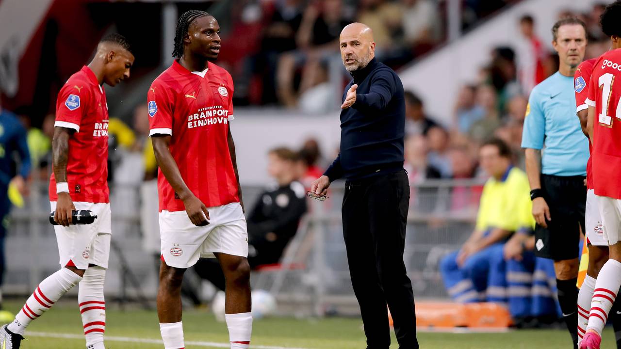 Peter Bosz met instructies (Foto: ANP)