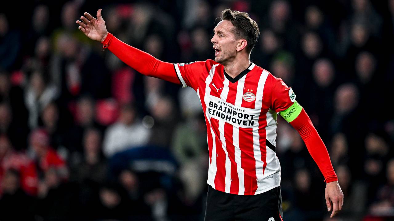 Een coachende Luuk de Jong (foto: Stefan Koops/EYE4images).