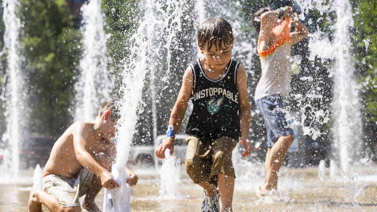 0.Kinderen zoeken verkoeling bij fonteintjes op een terras (foto: ANP.