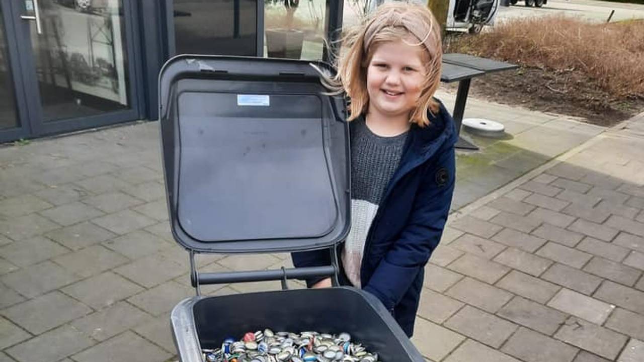 Fenne met een kliko vol bierdopjes (foto: Facebook).
