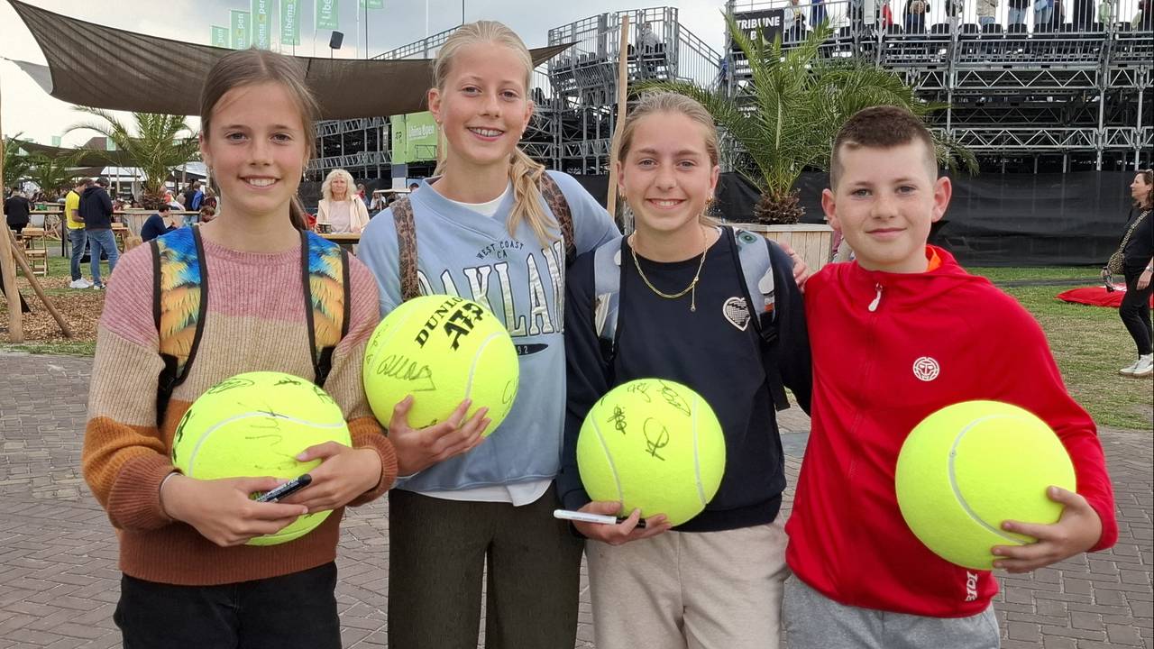Fiene, Katinka, Leandra en Boaz genieten op de Libéma Open. (Foto: Leon Voskamp)