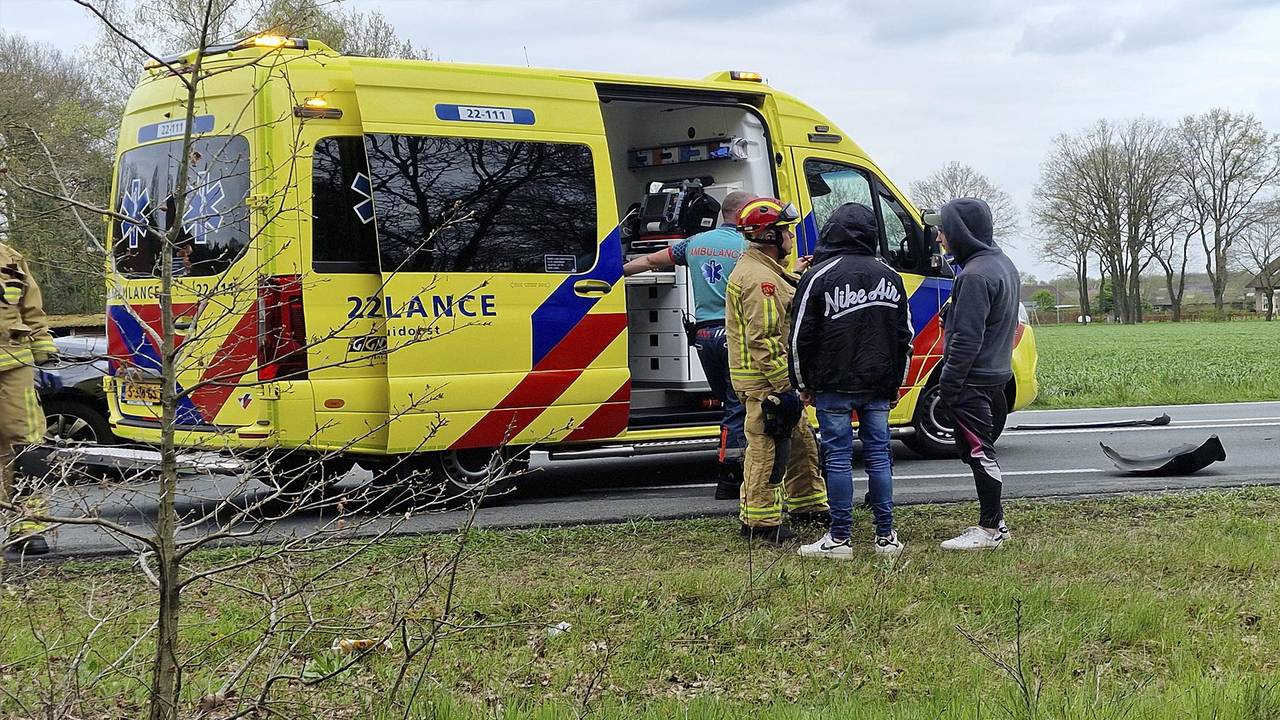 Een aantal inzittenden moest door ambulancepersoneel worden nagekeken (foto: Jozef Bijnen/SQ Vision Mediaprodukties).