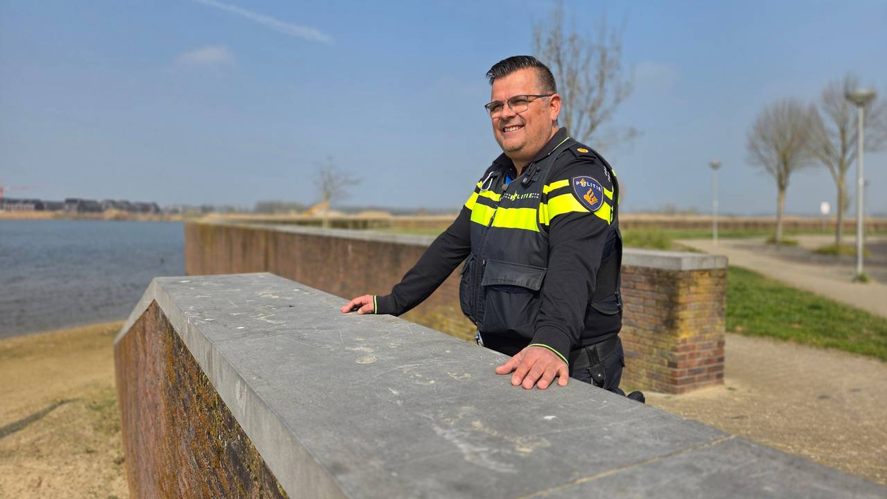 Wijkagent Erik Bertrums (foto: Noël van Hooft).