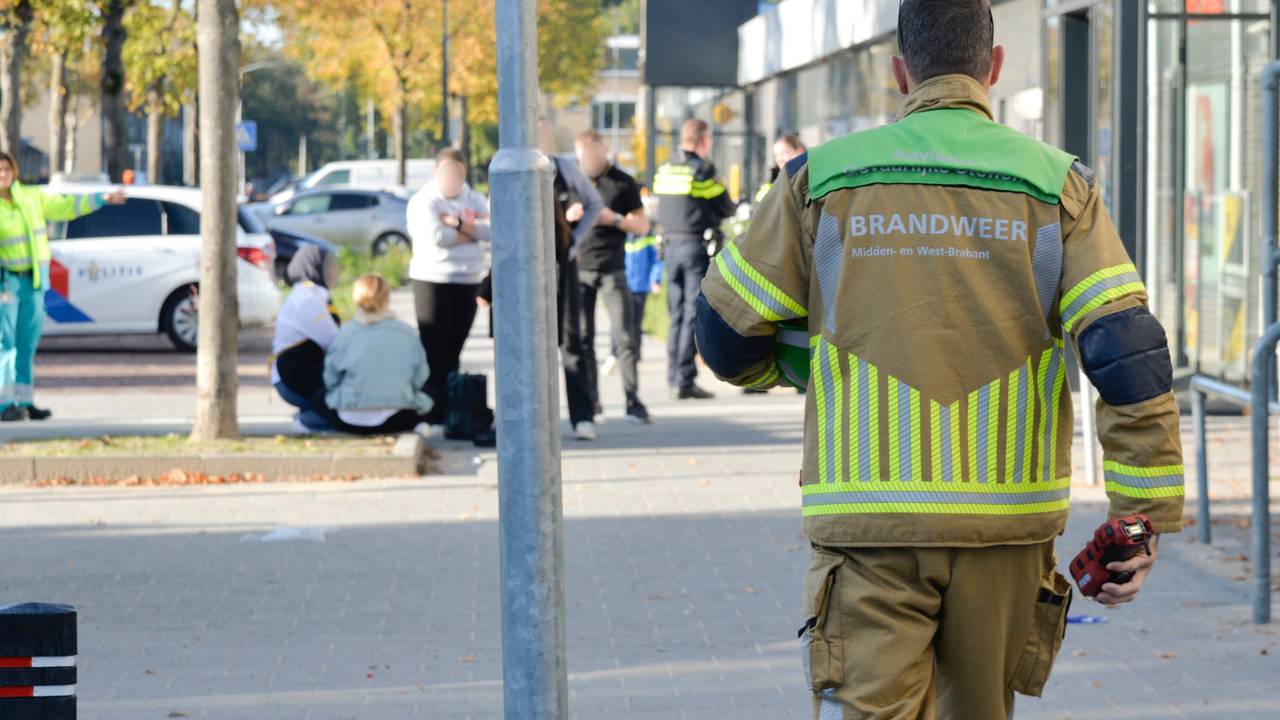 Diverse hulpverleners werden opgeroepen vanwege de stank in winkelcentrum De Burcht in Breda (foto: Perry Roovers/SQ Vision). 