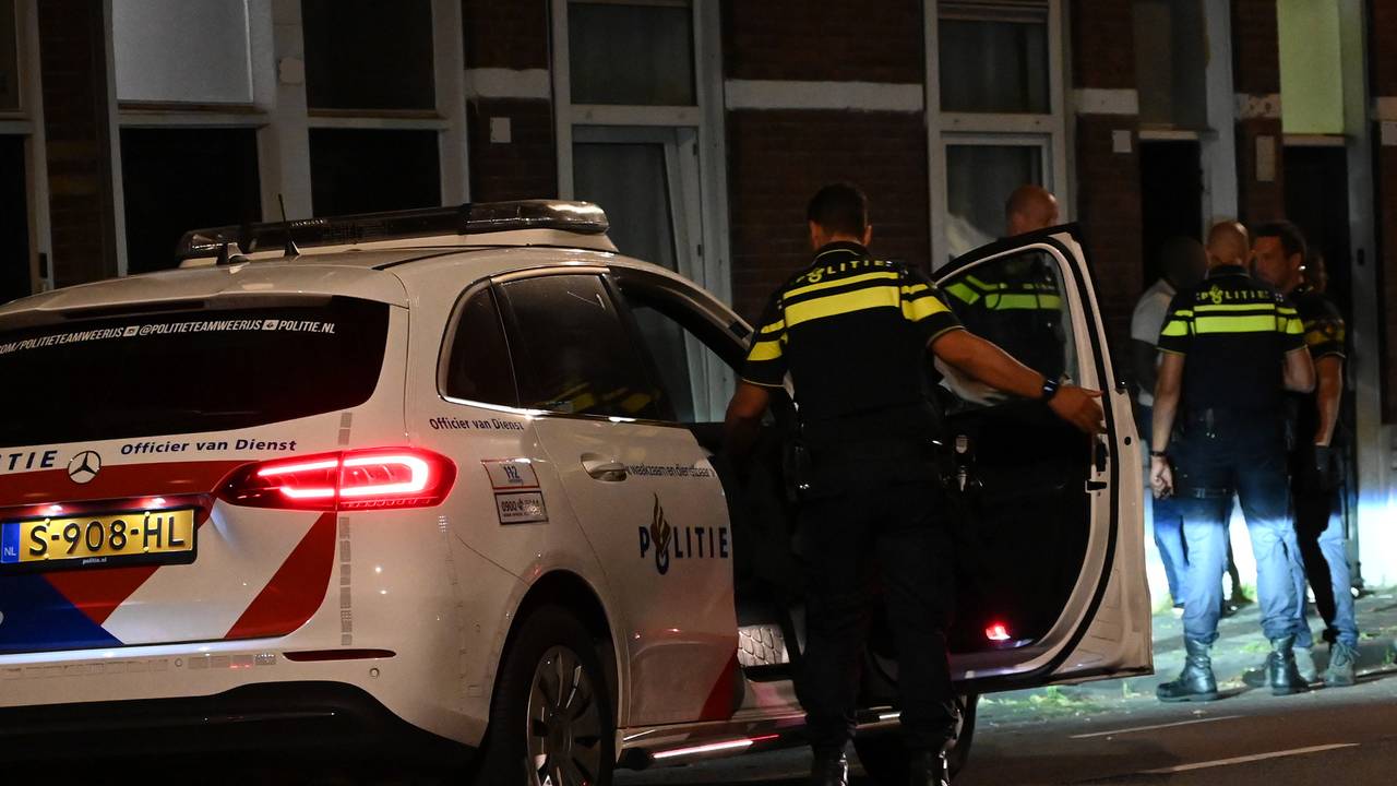 Agenten op de Tramsingel in Breda (foto: Perry Roovers/SQ Vision).