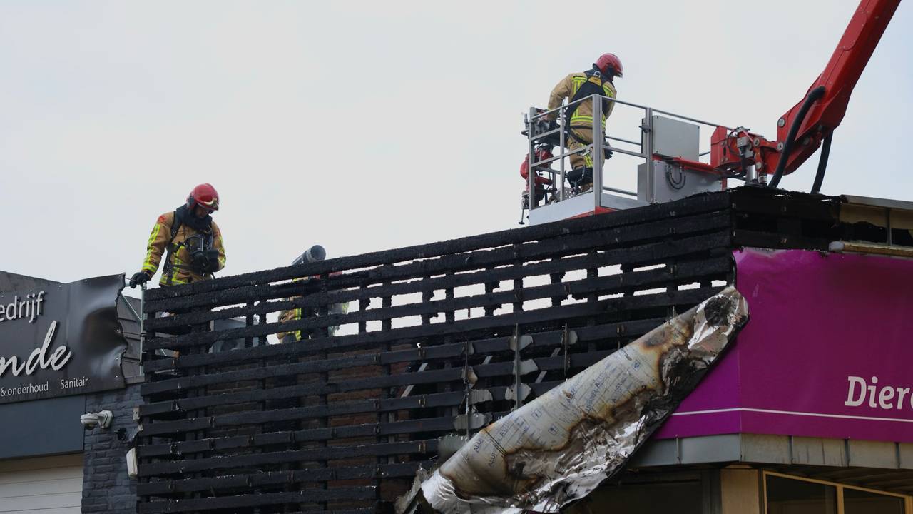 De dierenkliniek liep schade op bij de brand in Best (foto: Sander van Gils/SQ Vision).