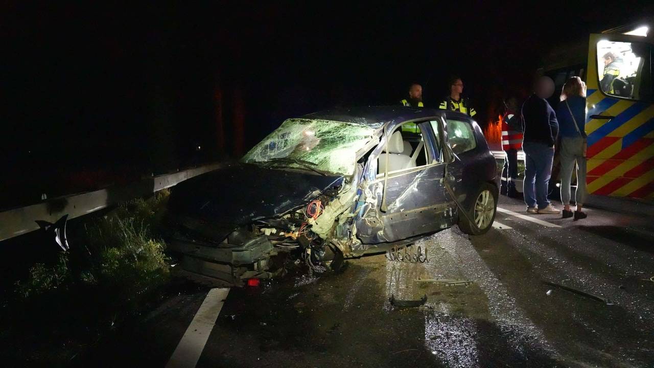 Vrouw gaat ervandoor na frontale botsing, twee autos total loss.