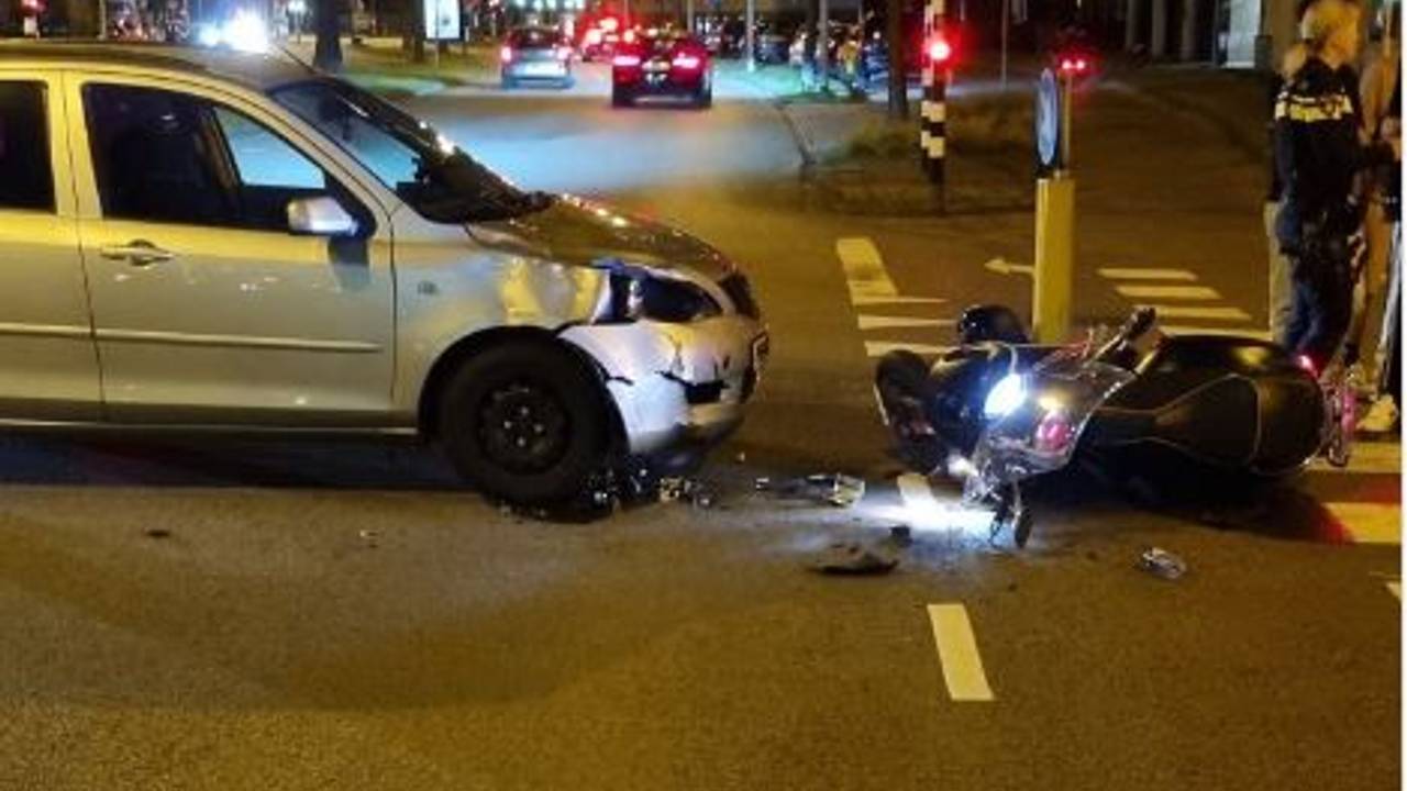 De auto en de motorscooter raakten bij de botsing in Eindhoven zwaar beschadigd (foto: Instagram wijkagenten Achtse Barrier).