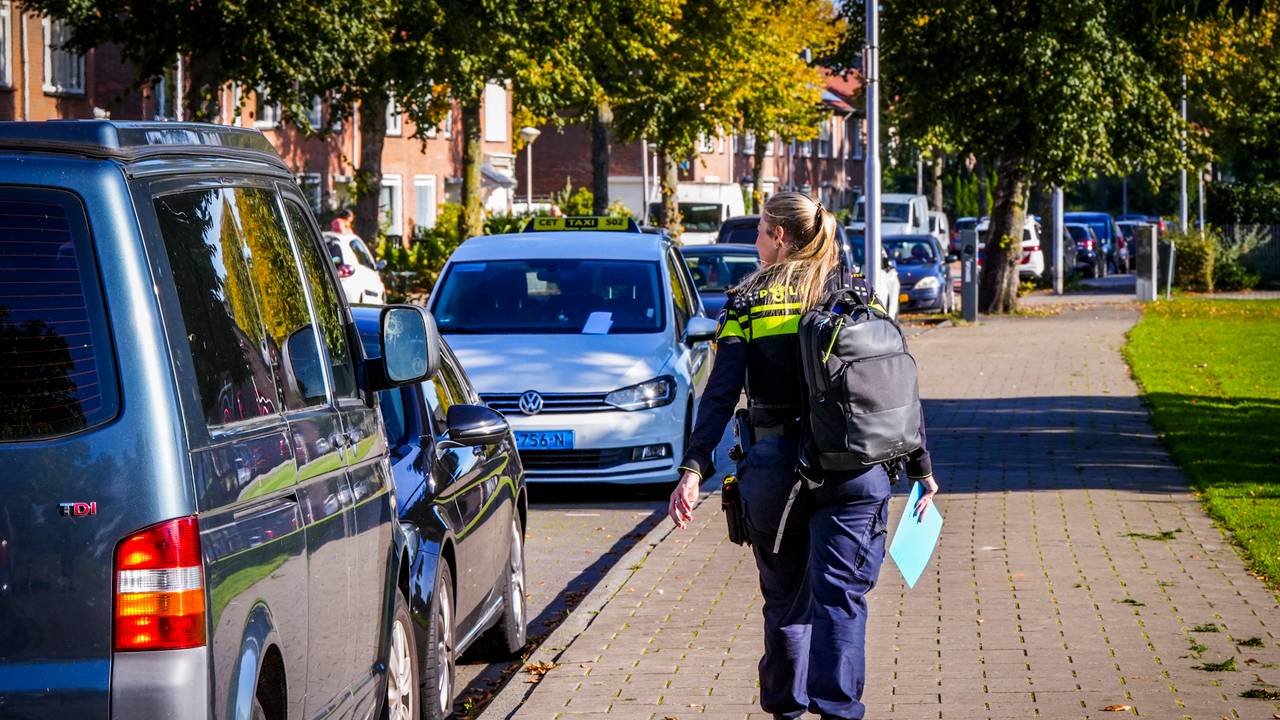 De politie liet brieven achter bij de getroffen auto's waarvan ze de eigenaar niet konden bereiken (foto: SQ Vision).