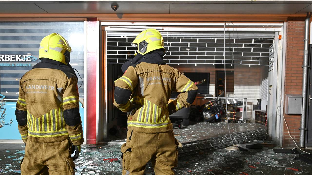 De automobilist veroorzaakte een fikse ravage in Hucca Room in Breda (foto: Perry Roovers/SQ Vision).