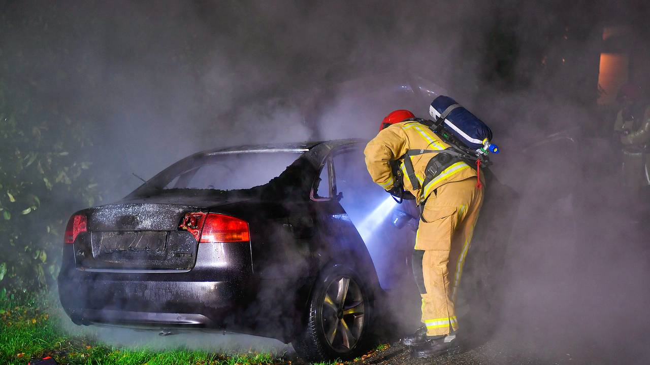 Hoe de autobrand aan het Braambos in Westerhoven kon ontstaan, wordt onderzocht (foto: Rico Vogels/SQ Vision).