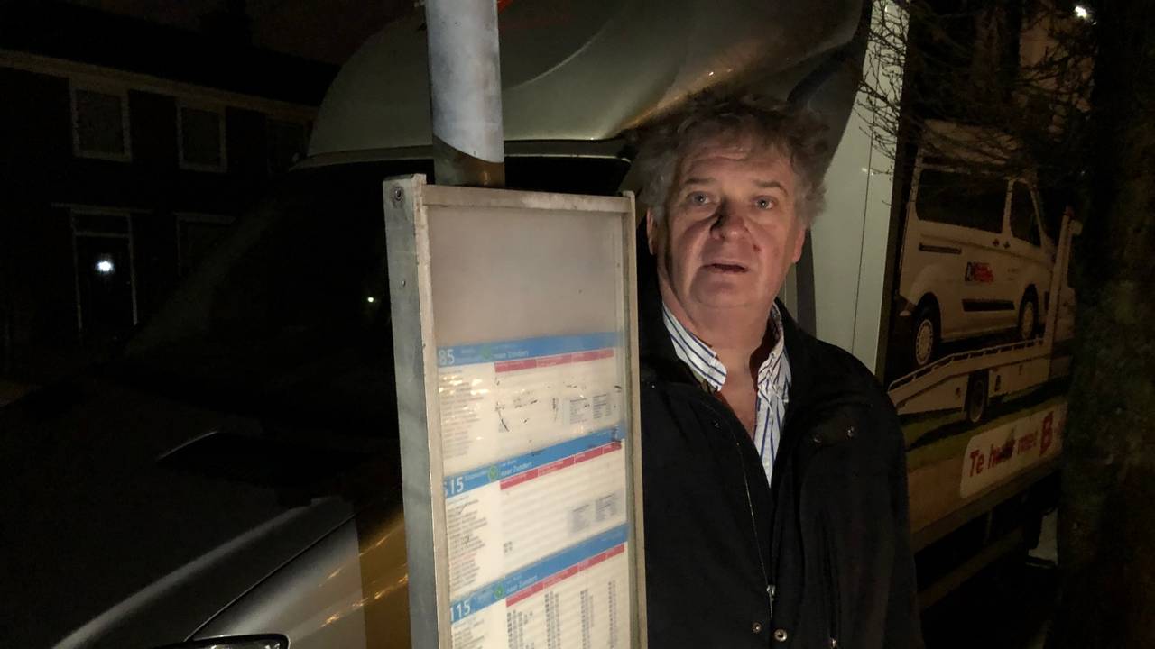 Karel Dictus blokkeert met eigen verhuisbusjes de busstop in de Veldweg in Zundert.