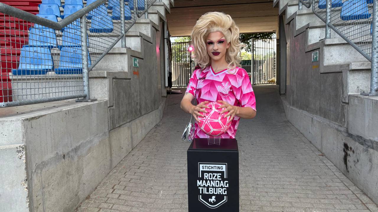 Dragqueen Sinna Monroe in het Koning Willem II stadion (foto: Pieter Soethout).