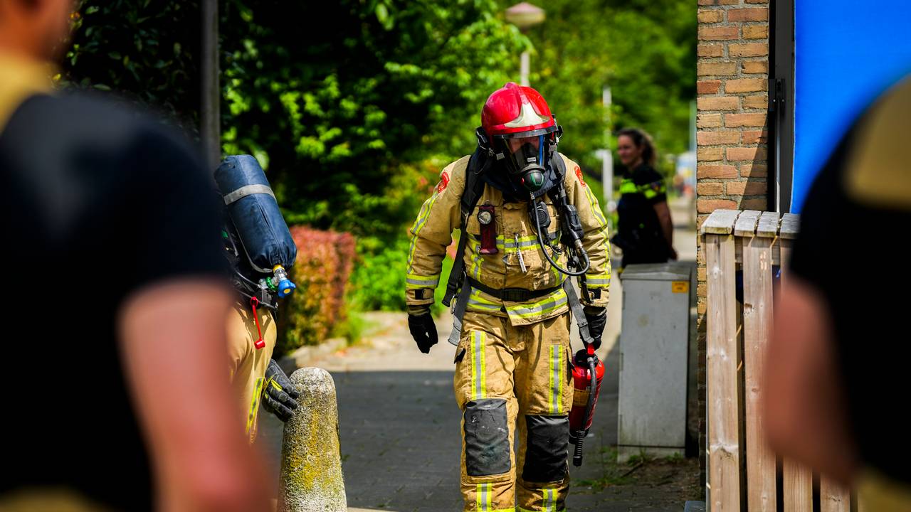 Een van de brandweerlieden in actie (foto: SQ Vision Mediaprodukties).