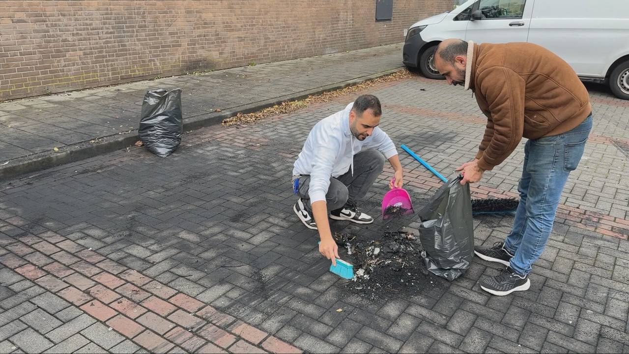 Wijkbewoners helpen met opruimen na de autobrand bij Dunya (foto: Omroep Brabant).