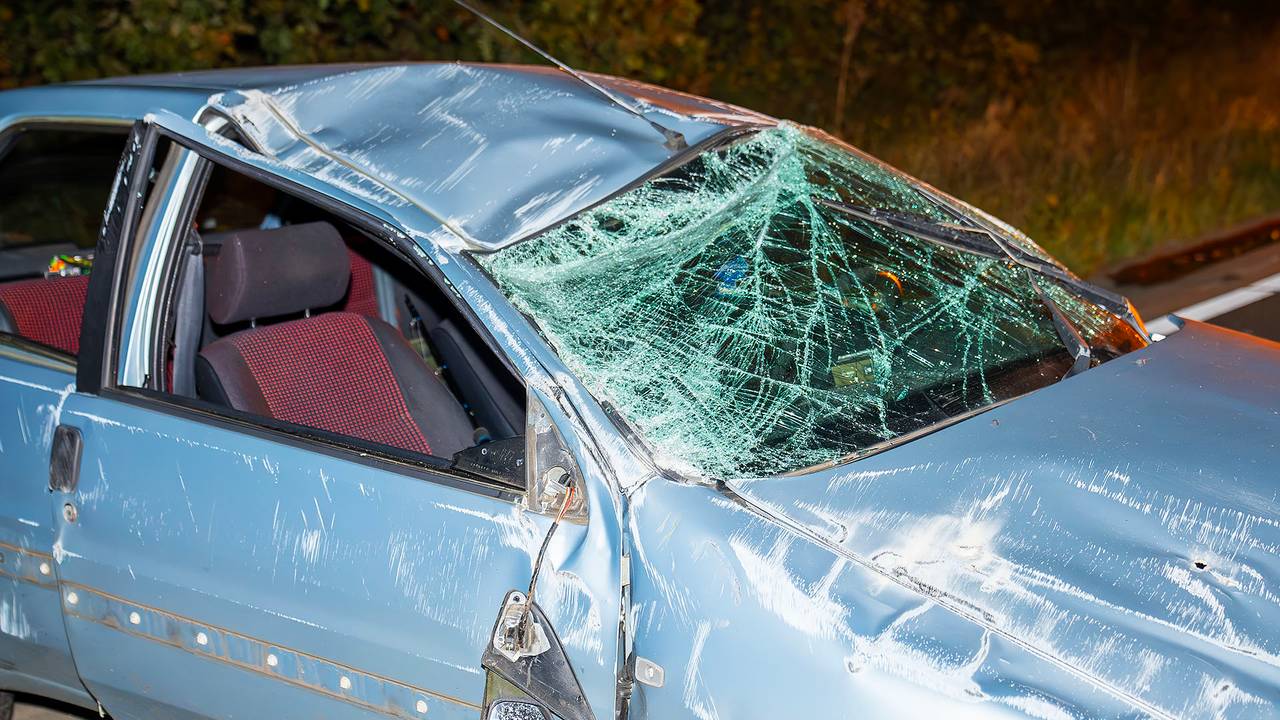 Auto over de kop (foto: Gabor Heeres/SQ Vision).