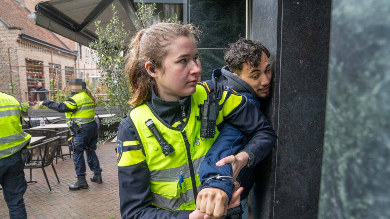 Een 'verdachte' wordt aangehouden tijdens een oefening van de politie in Deurne (foto: Dave Hendriks / SQ Vision). 