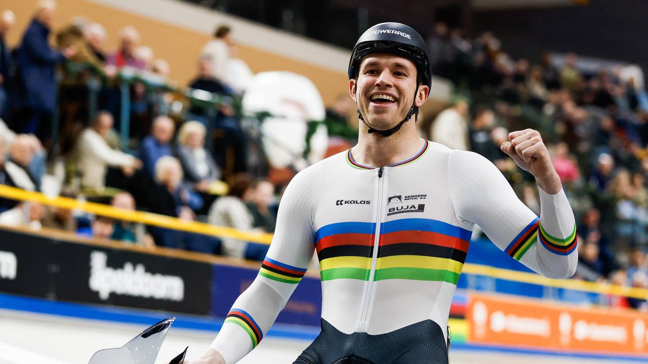  Harrie Lavreysen juicht na het winnen van het onderdeel keirin tijdens de Nederlandse Kampioenschappen baanwielrennen in Omnisport Apeldoorn (foto: ANP).