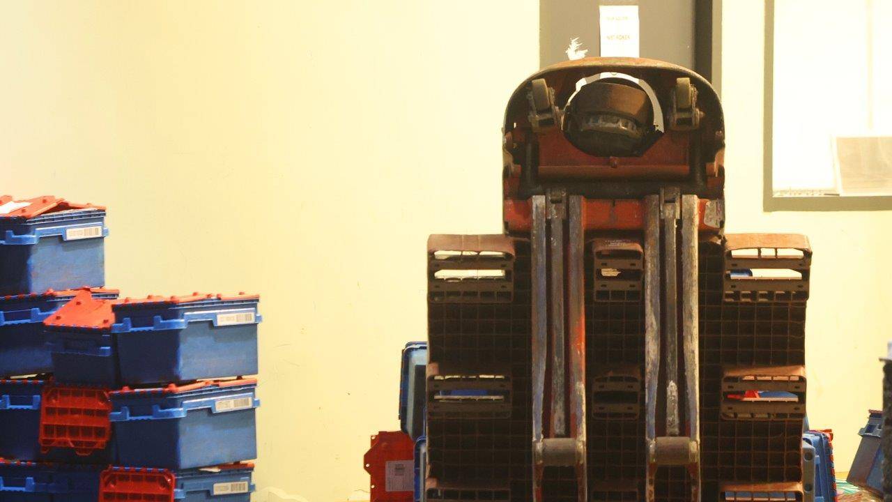 De palletwagen zou van de laadklep van een vrachtwagen gevallen zijn tijdens het lossen (foto: Bart Meesters).