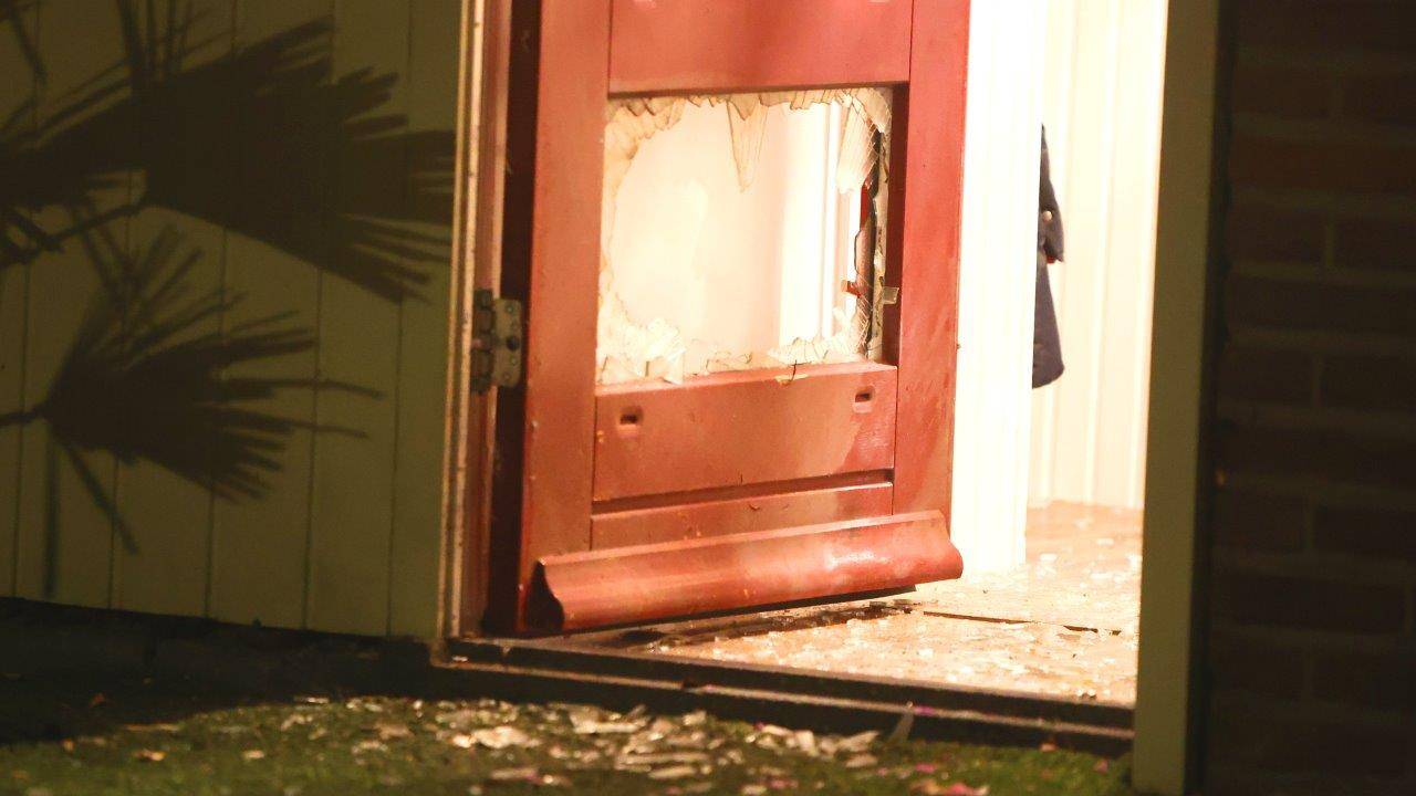 De explosie vond plaats bij de voordeur van het huis aan de Pater Van den Elsenstraat in Geffen (foto: Bart Meesters).