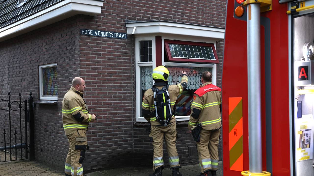 De brand in het huis in Sint-Oedenrode bleek te woeden in een kachelpijp (foto: Sander van Gils/SQ Vision).