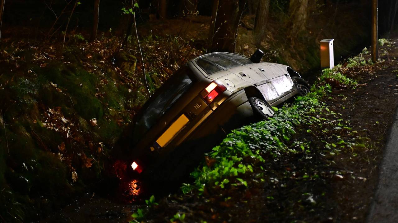 De auto reed over een weg met een flauwe bocht (foto: Perry Roovers / Persbureau Heitink).