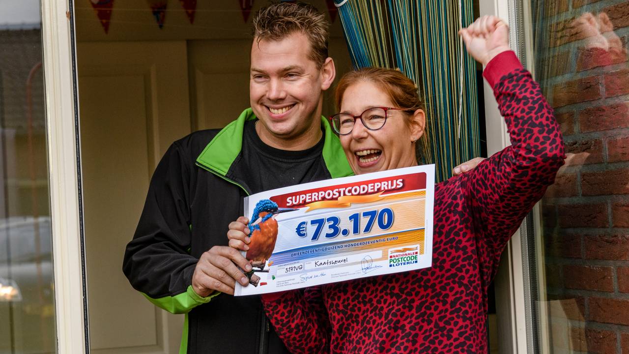 Judith met haar gewonnen prijs (foto: Postcode Loterij).