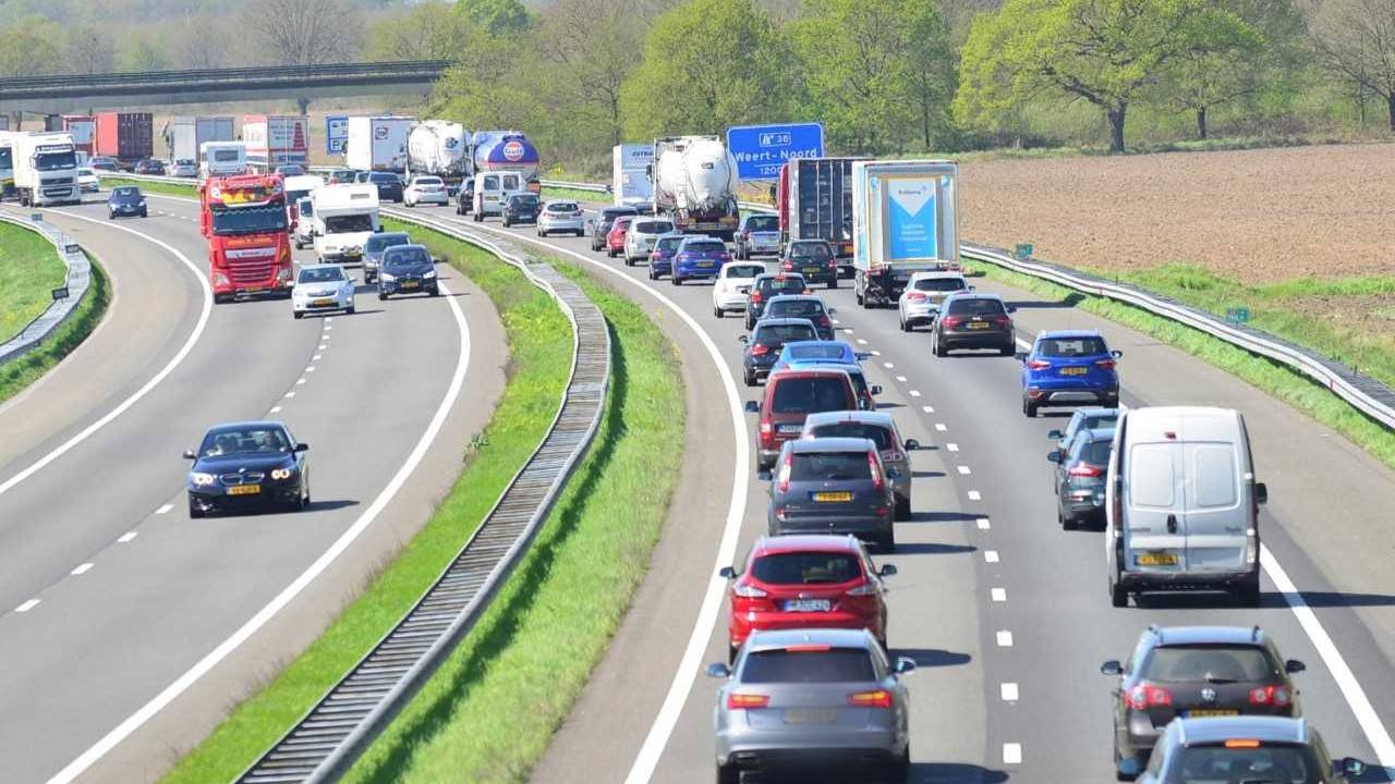 Problemen op de A59 na ongeluk met twee vrachtwagens.
