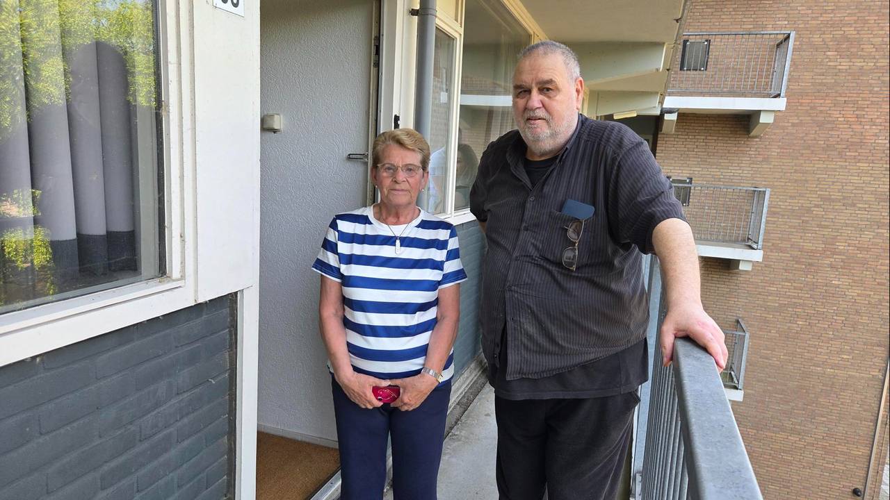 Jan en zijn buurvrouw zijn aan huis gekluisterd door de kapotte lift (foto: Noël van Hooft).
