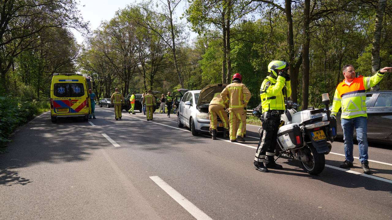 Vanwege het ongeluk in Erp werd de weg afgesloten (foto: Harrie Grijseels/SQ Vision).