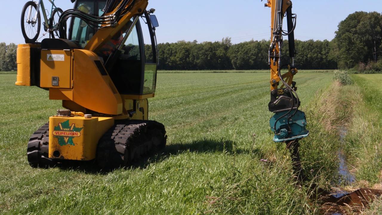 Een ijzeren plaat in een boerensloot, een simpele manier om water vast te houden.