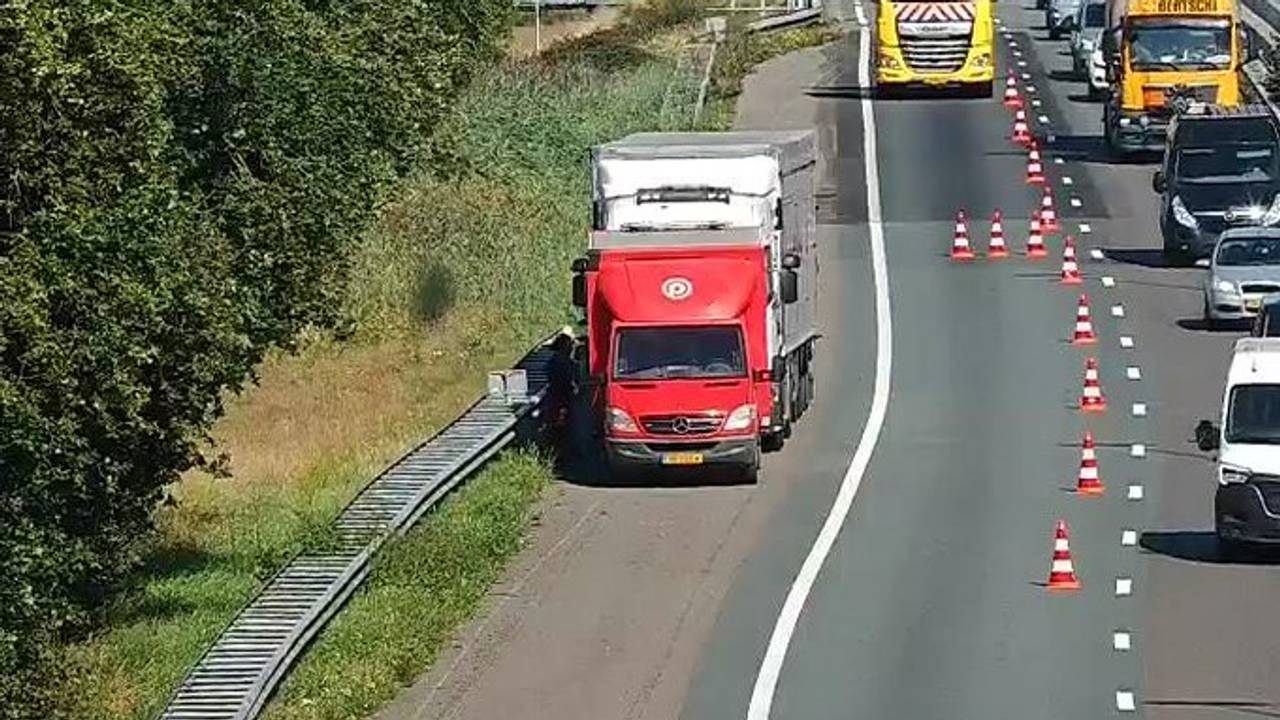 De gestrande vrachtwagen (foto: Rijkswaterstaat).