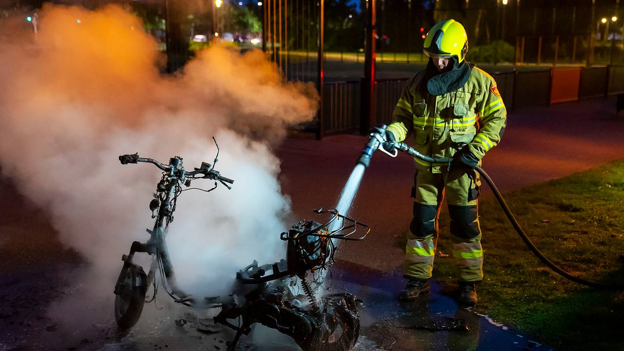 Van de scooter in Oss bleef niet meer dan een geraamte over (foto: Gabor Heeres/SQ Vision).