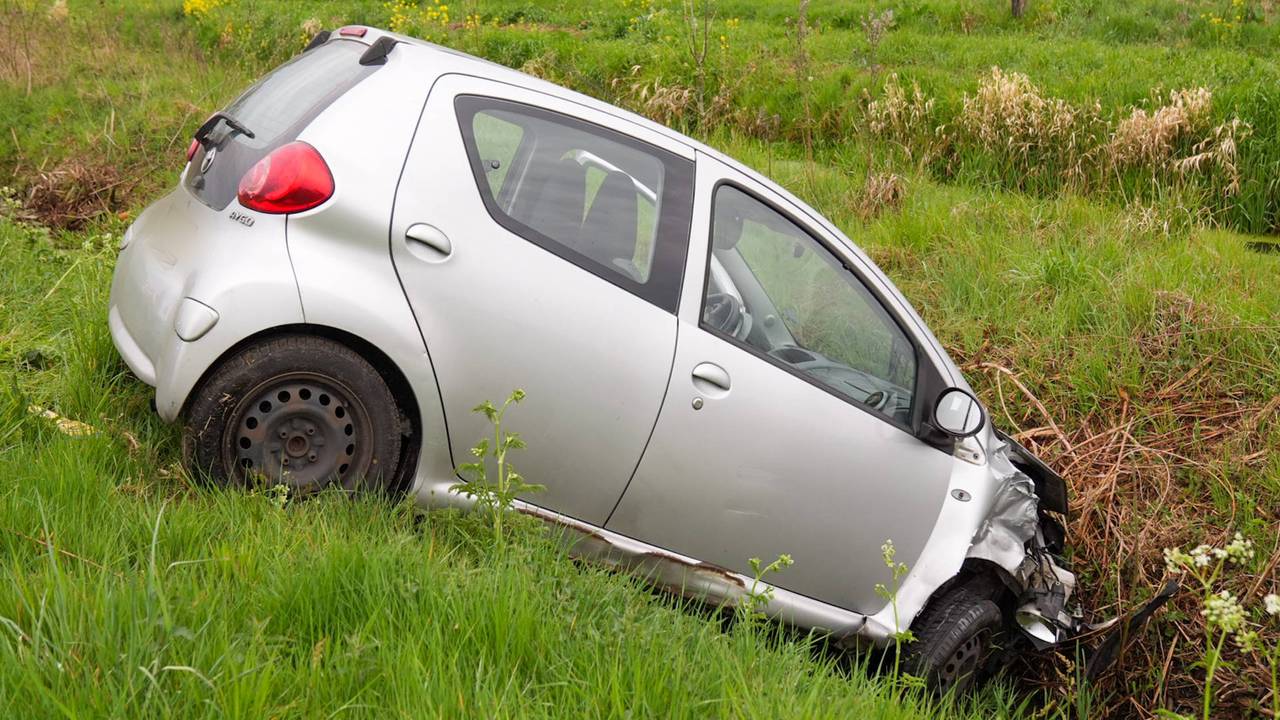 Auto in sloot na ongeluk (foto: Harrie Grijseels/Persbureau Heitink).