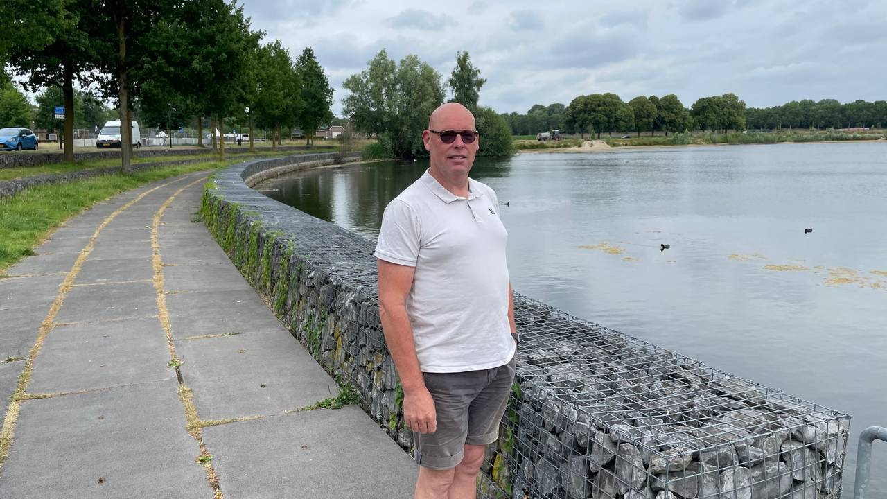 Sebastiaan van Vugt bij de huidige omheining rond de Oostplas in Goirle (foto: Tom van den Oetelaar).