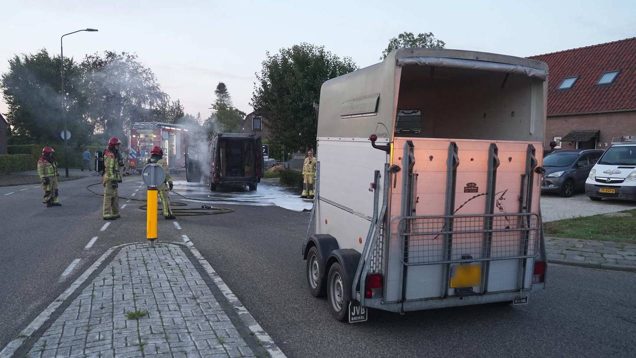 De bestuurder handelde snel door de veetrailer los te koppelen waardoor de geiten gespaard bleven (foto: WdG/SQ Vision).