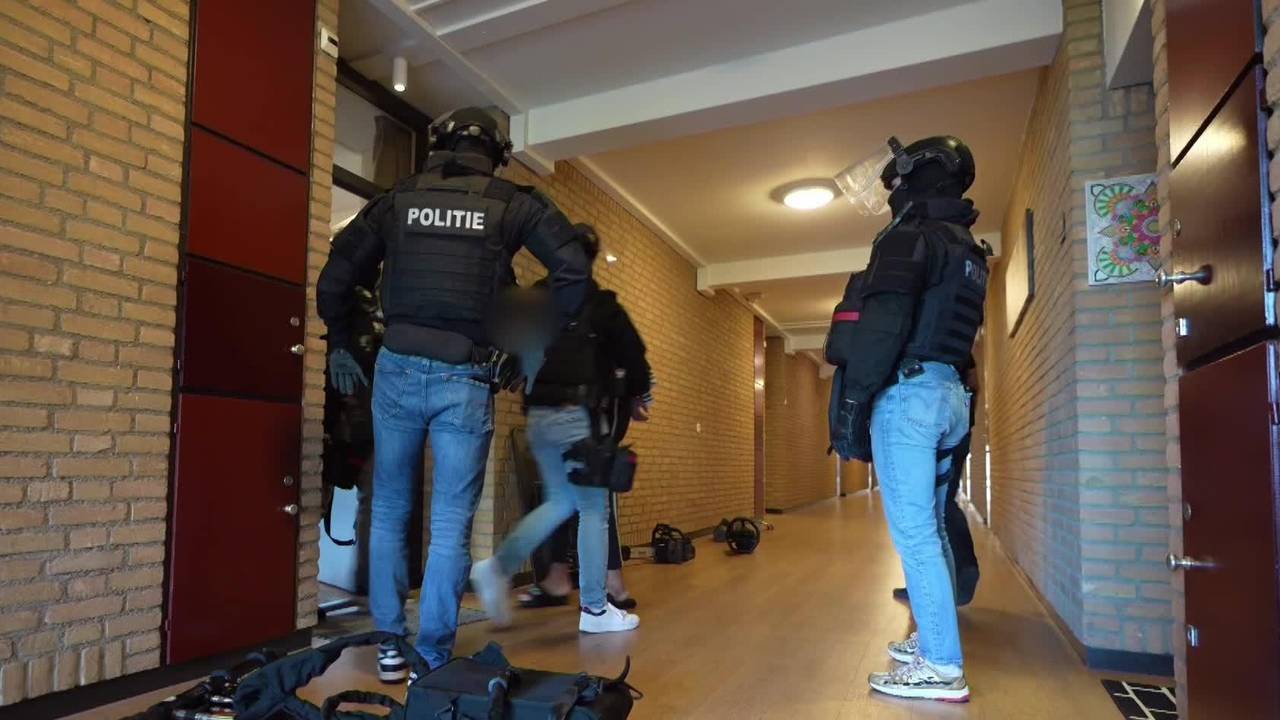 Arrestatieteams vallen binnen in Tilburg en Eindhoven, twee aanhoudingen