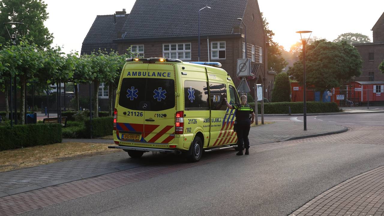 De fietsster is voor controle naar een ziekenhuis gebracht (foto: Kevin Kanters/SQ Vision).