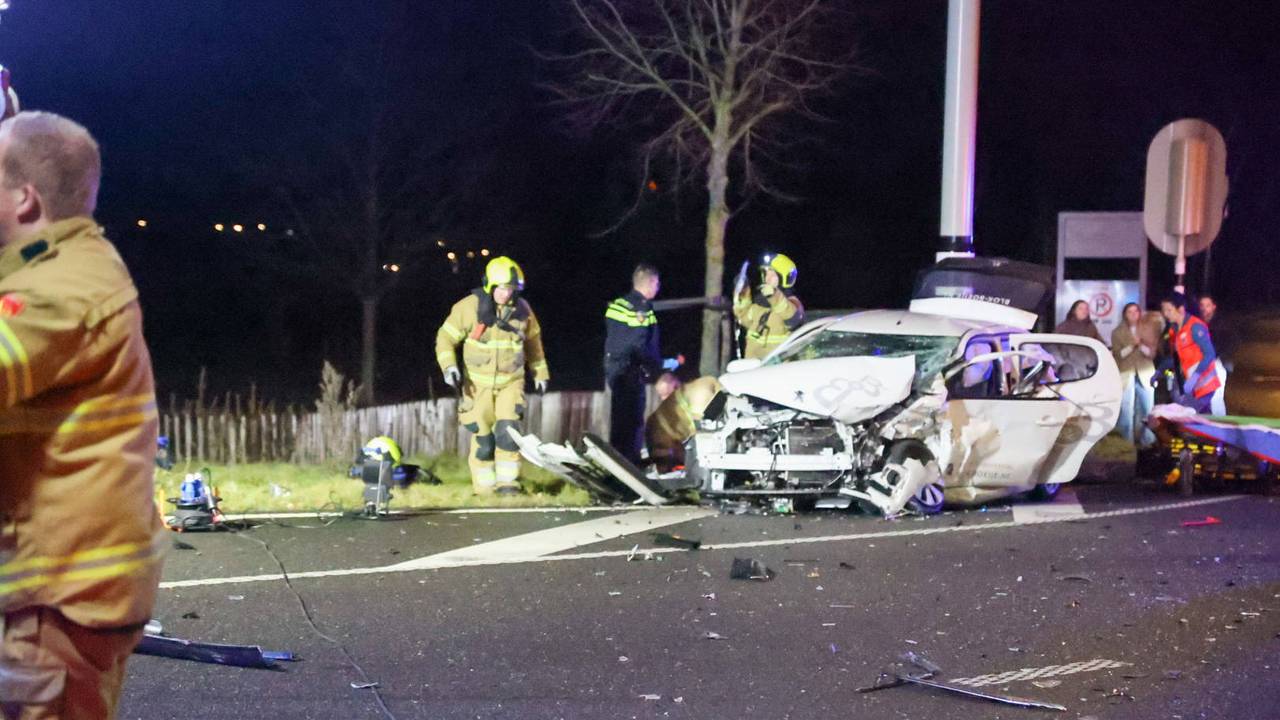 Een van de auto's raakte zwaar beschadigd (foto: Addy Smits/Persbureau Heitink).