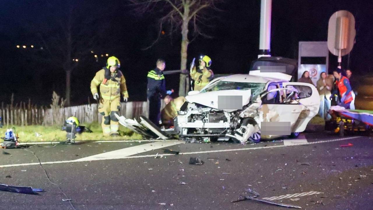 Man (24) overleden bij ongeluk in Uden, weg bezaaid met brokstukken