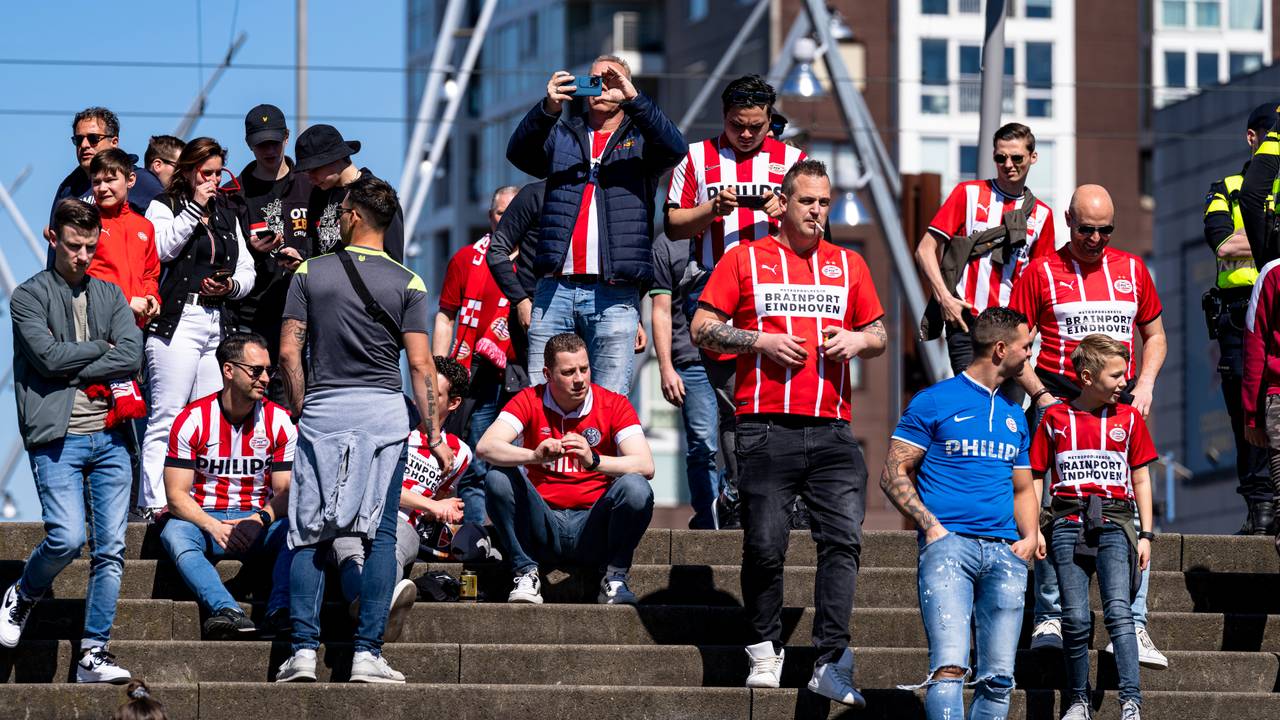 PSV-supporters bij de Kuip (foto: MaricMedia)