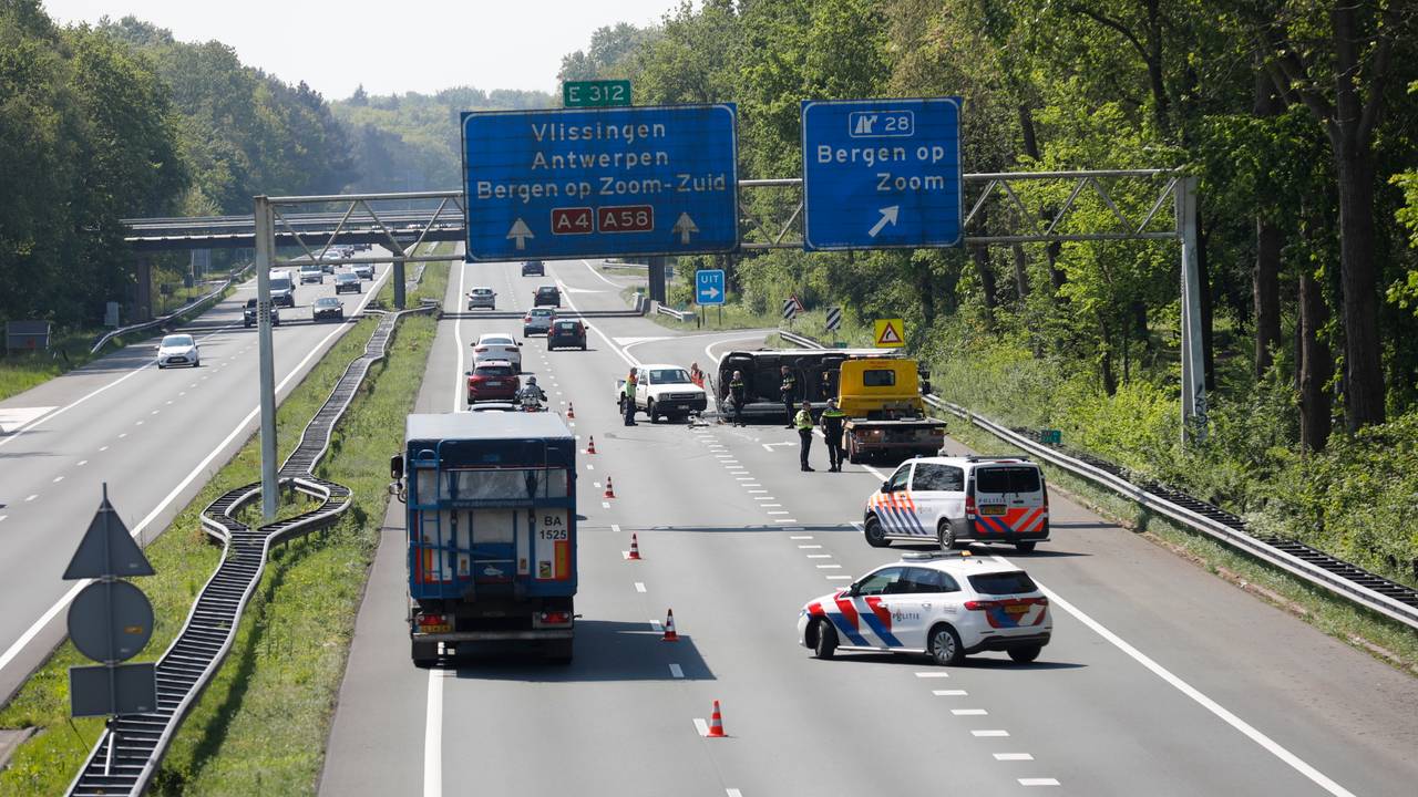 Vanwege het ongeluk op de A4 werden twee rijstroken afgesloten (foto: Christian Traets/SQ Vision).