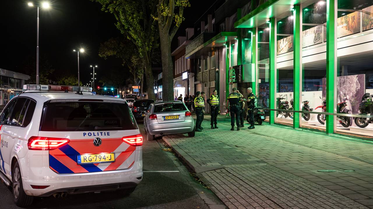 De ontploffing aan de Ringbaan-Oost in Tilburg vond rond elf uur zaterdagavond plaats (foto: Jack Brekelmans/SQ Vision).