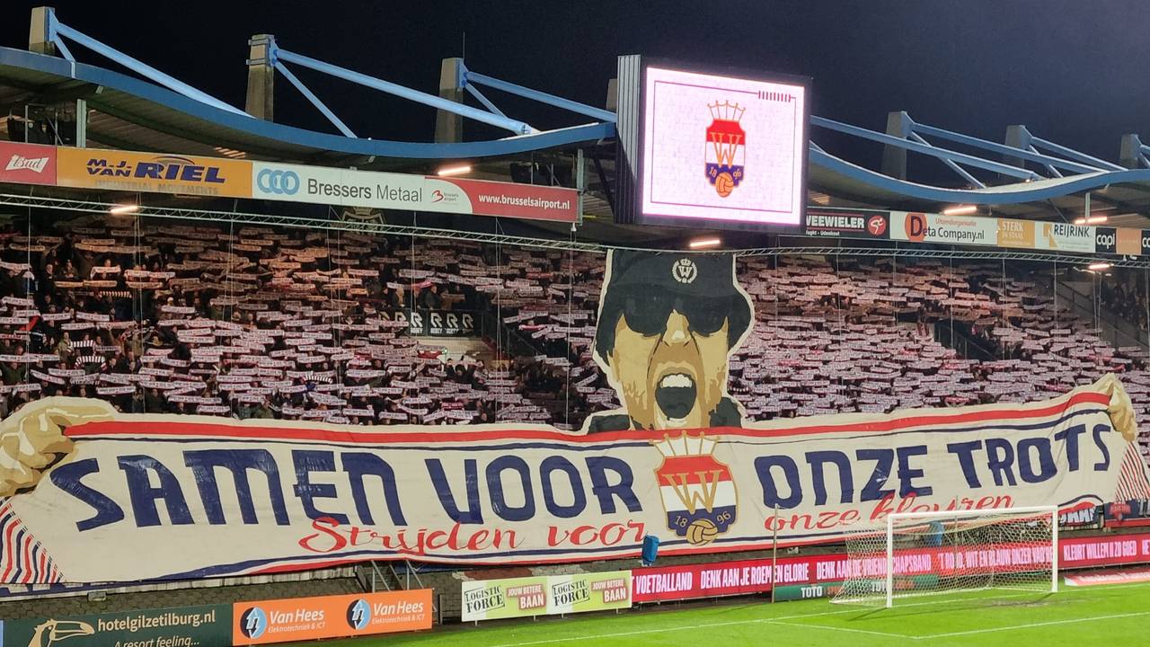 Supporters van Willem II met een sfeeractie (foto: Leon Voskamp).