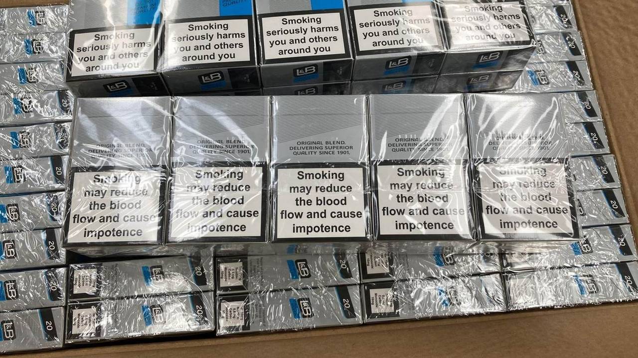 Een deel van de gevonden sigaretten (foto: Douane).