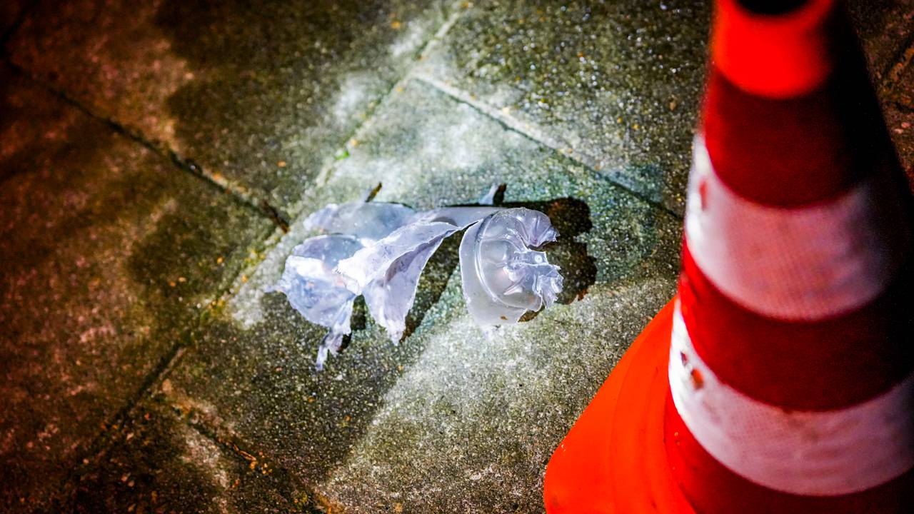 In een flesje dat bij de auto werd gevonden zou volgens de politie een brandversnellende vloeistof hebben gezeten (foto: SQ Vision).