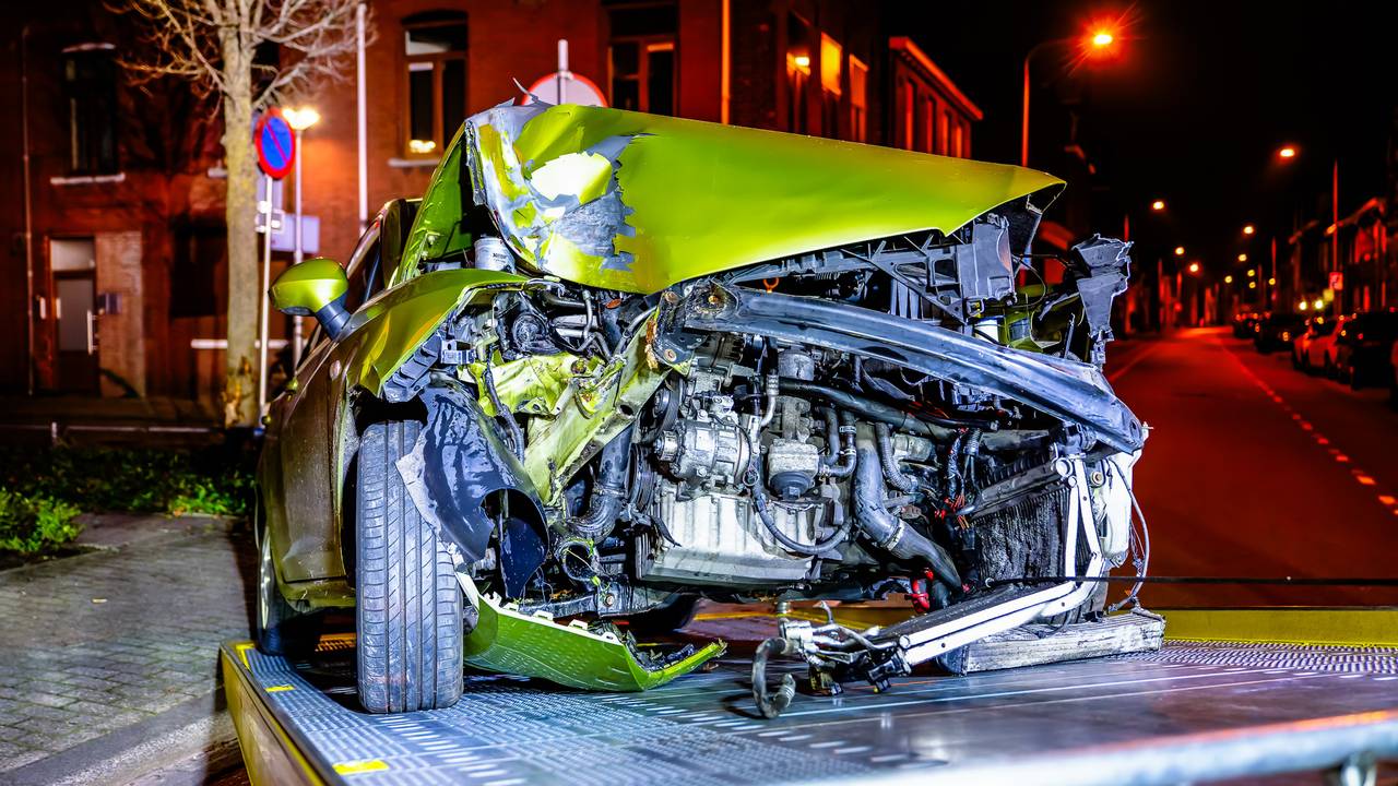 Een bergingsbedrijf nam de gecrashte auto mee (foto: Jack Brekelmans/SQ Vision).