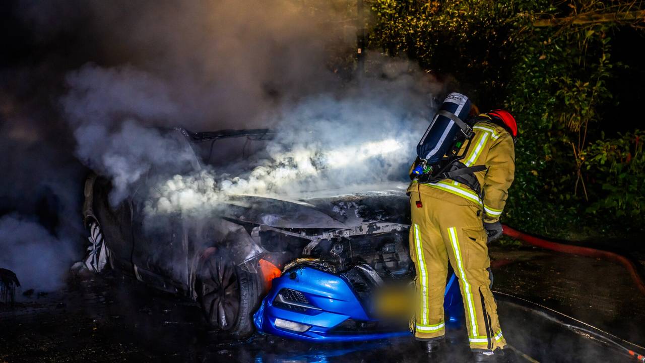 Hoe de branden aan het Herdersveld in Geldrop konden ontstaan, wordt onderzocht (foto: Dave Hendriks/SQ Vision).